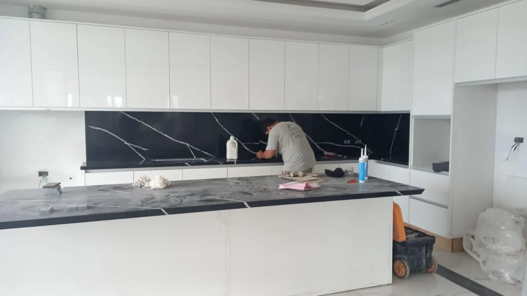 Personas realizando reformas en cocina